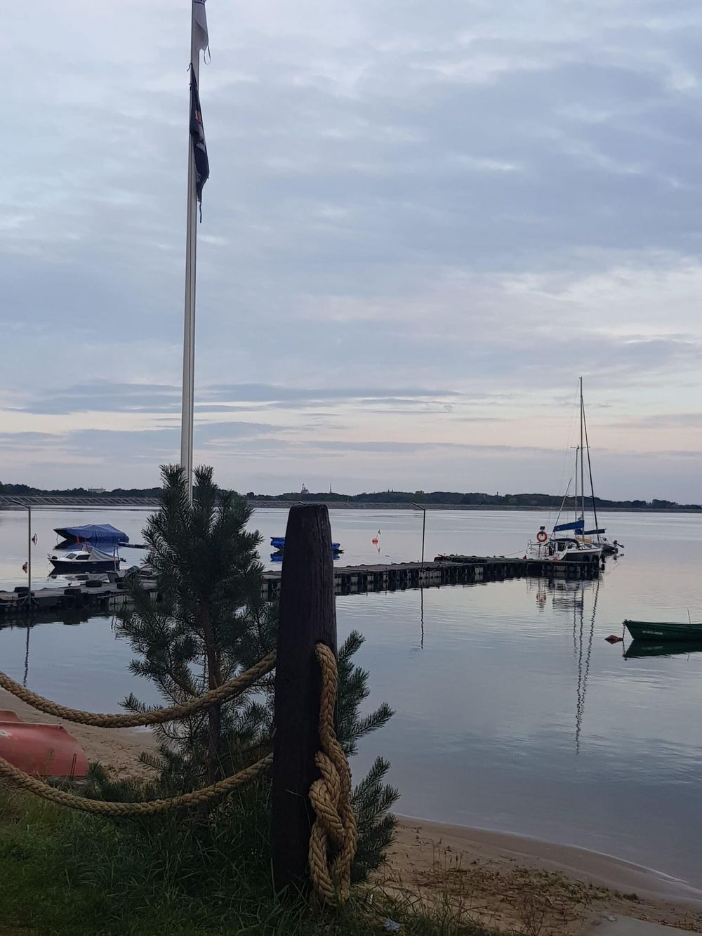 Przystań żeglarska nad Jeziorem Nyskim o poranku