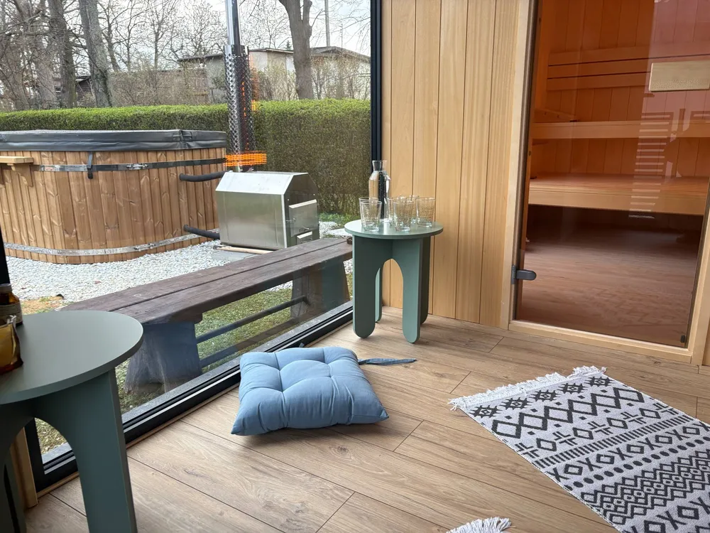 Balia z ciepłą wodą i wejście do sauny w strefie SPA Ośrodka Wodnik