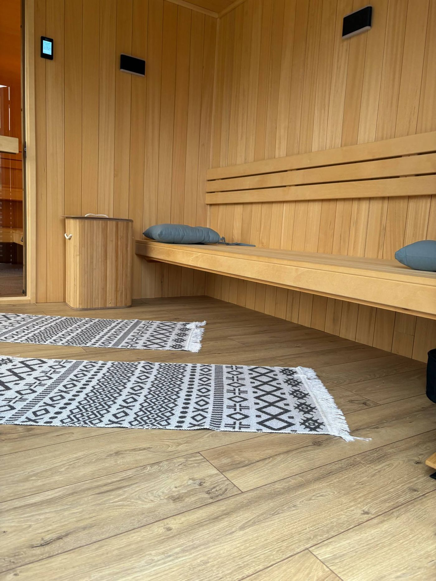 Sauna z poduszkami i dywanikami, przygotowana dla gości